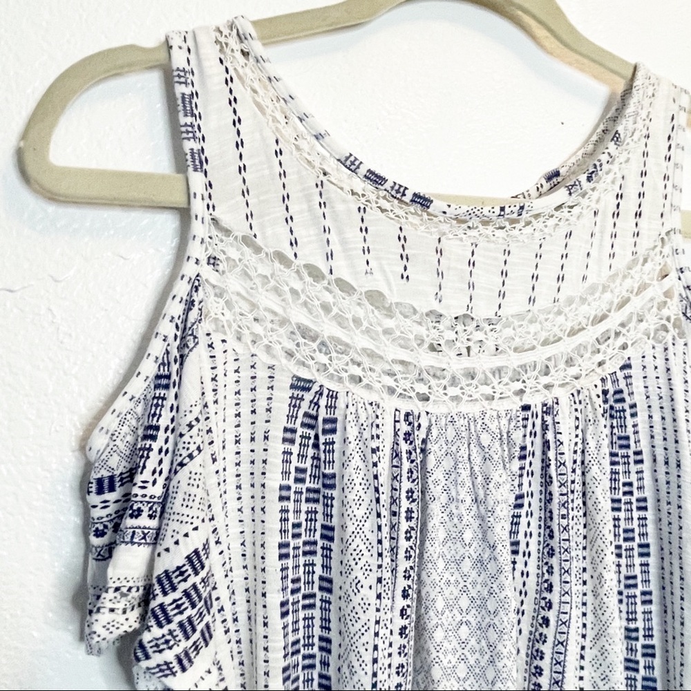Lucky Brand Cold Shoulder Top. Blu/Wht. Size Small - Picture 5 of 7